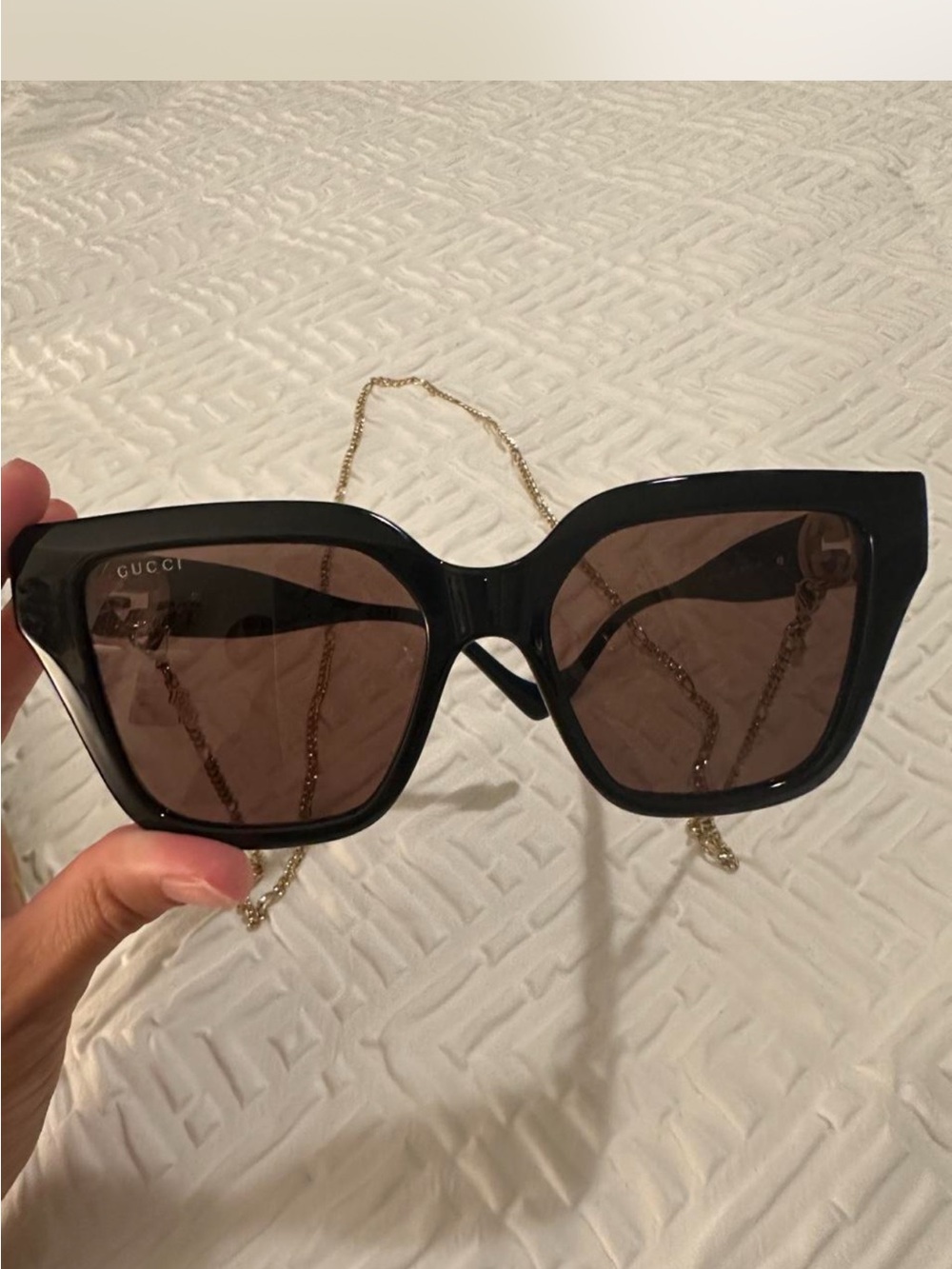 Gucci Black Cat-Eye Sunglasses with Gold Chain Accent - Picture 5 of 9